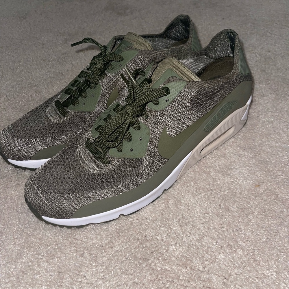 Nice green comfy air max in great condition